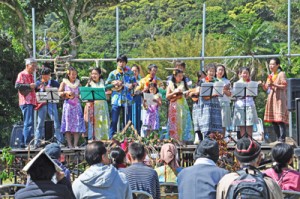 多彩な芸能発表と多くの来場者でにぎわった「第２回かけろま島音まつり」＝１６日、瀬戸内町俵