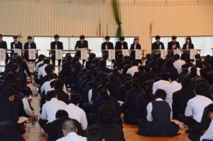 県立大島高校で大学合格体験を語る卒業生たち＝１９日、奄美市名瀬