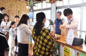 買い物客への対応などで慌ただしい様子の観光協会職員ら＝３月２４日、知名町屋者