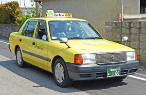 運行時刻に合わせて前肥田集落を走る乗り合いタクシー＝２日、奄美市笠利町