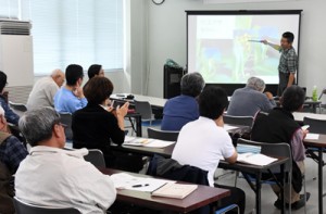 群島での研究成果報告などがあった鹿大の奄美群島島めぐり講演会＝１３日、徳之島町亀津