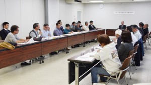 クルーズ船寄港地に関して意見交換した検討協議会＝３０日、瀬戸内町