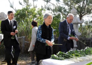 祭壇に献花する遺族会会員ら＝１８日、瀬戸内町古仁屋の森山公園