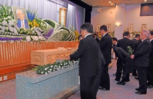 大勢の参列者が花を手向けて保岡興治さんの遺徳をしのんだ告別式＝２４日、鹿児島市の吉田葬祭