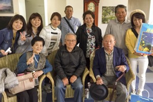 ７７年ぶりの再会を果たした(前列右から）平山さんと森さん＝４月１３日朝、喜界島のホテルで（提供写真）