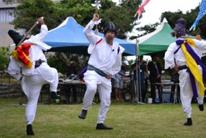 一番組が奉納した「長刀」＝１９日、与論町の地主神社