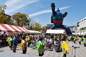 芸能発表や特産品の販売などで盛り上がった「第５回奄美群島地域振興展」＝１３日、兵庫県神戸市長田区