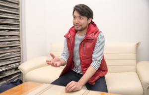 インタビューで「音楽を通じて奄美群島の地域活性に少しでも貢献できたら」と語る中井さん＝３月２６日、東京・銀座の南海日日新聞社東京支社