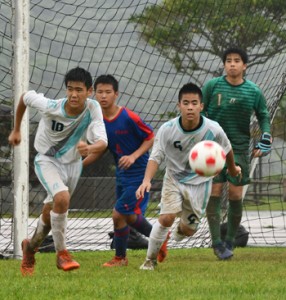 【決勝・ＴＦＡ―朝日】ＴＦＡゴール前での攻防＝３０日、奄美市笠利町の太陽が丘総合運動公園陸上競技場