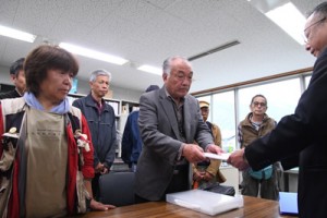 クルーズ船寄港地開発計画の白紙撤回を求める要望書を提出する加計呂麻島住民＝５日、瀬戸内町役場