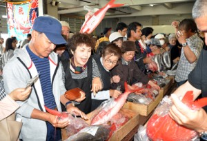 新鮮な魚介類を求める買い物客でにぎわった「新鮮なお魚まつり」＝２１日、奄美市の名瀬漁協