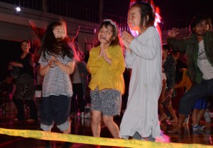 バンド演奏に合わせて踊りだす観客＝２８日、大和村名音