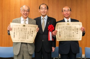 表彰を受けた寺田仁志さん（左）と窪健一さん（右）。中央は原田環境大臣＝１７日、東京都の環境省庁舎