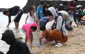 海開きで潮干狩りを楽しむ家族連れ＝２９日、天城町与名間