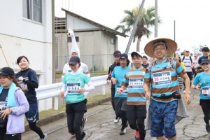 喜界島マラソンでスタートするランナー＝２１日、町総合グラウンド