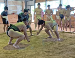 稽古に汗を流す児童たち（提供写真）