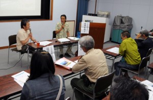 小笠原諸島の世界自然遺産登録に向けた取り組みを学んだ講演会＝２１日、瀬戸内町立図書館・郷土館ホール