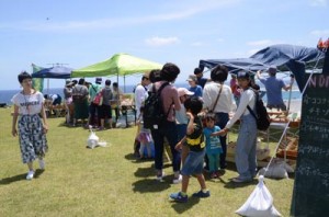 「あやマルシェ」を楽しむ来場者たち＝２７日、奄美市笠利町のあやまる岬観光公園    