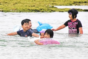 元気に海水浴を楽しむ子どもたち＝２８日、伊仙町伊仙