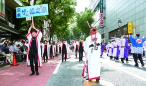 島自慢の＝闘牛＝も登場した踊りが大会の名物となった「関東・ザ・徳之島」