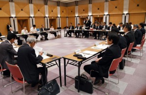 いじめの認知向上や対策について意見交換した連絡協議会＝２０日、鹿児島市