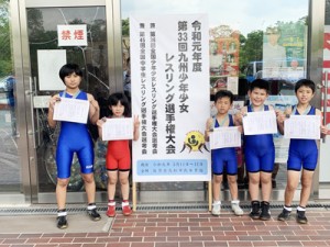 九州少年少女レスリング選手権大会で入賞した（左から）嘉納ひらり、米島妃央來、米島獅子皇、白浜前、里見大我（提供写真）