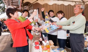 黒糖焼酎の試飲もあった物販コーナー（上）と奄美の味を再現した調理コーナー＝４月２８日　宮城県名取市熊野那智神社