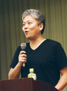 地域資源を生かしたお店作りについて講演する伊東さん＝１５日、龍郷町秋名