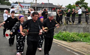 踊りながら祖先の霊を墓へ送る参列者ら＝１８日、知名町瀬利覚