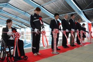 テープカットでリニューアルを祝う中村さん（左から２人目）と朝山市長（同４人目）ら＝１１日、奄美市笠利町