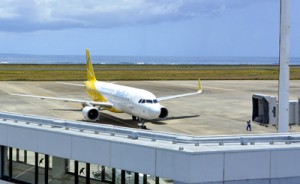 関空からの最後の客を乗せて到着したバニラ・エアの旅客機＝６日午前１１時５０分ごろ、奄美空港