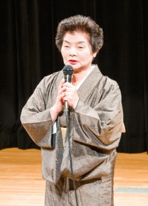 会員の練習成果を評価した森山ユリ子会主＝６日、東京・練馬区