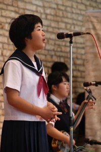 ５１人の小中学生が歌声を披露したわらべシマ唄大会＝奄美市笠利町の県奄美パーク