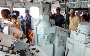  「輸送艇１号」艇内を見学する一般公開参加者ら＝１５日、瀬戸内町