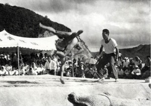 相撲ファンを熱狂させた高倉投げ＝１９５２年、宇検村湯湾の豊年祭