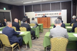 奄美市自衛隊協力会設立総会であいさつする里見弘壽会長＝１０日、奄美市名瀬