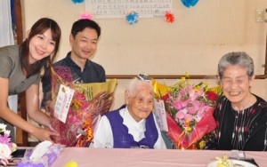 笑顔で１０７歳の誕生日を迎えた沖永良部島最高齢の大里アキさんとその家族＝２５日、和泊町国頭