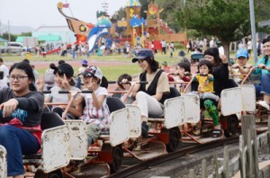 リニューアルされたあやまる岬観光公園の遊具で歓声をあげて楽しむ家族連れ＝２日、奄美市笠利町