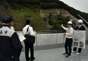 ハード整備が進む現場を視察する防災点検の参加者＝２９日、大和村