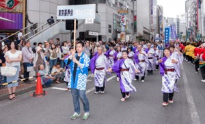 世代を超えて島踊りを関東地区で伝承している「東京喜界会・島おどりの会」