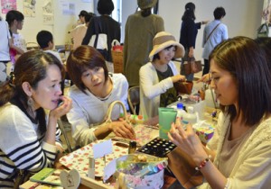 化粧品作りのワークショップなどが人気だったアマミー女子会＝２５日、奄美市