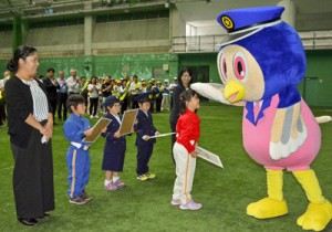 一日交通課員の委嘱を受けた名瀬幼稚園の園児たち＝１０日、奄美市名瀬