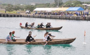 選手や観客が一体となって盛り上がった舟こぎ大会＝１２日、瀬戸内町の与路港  