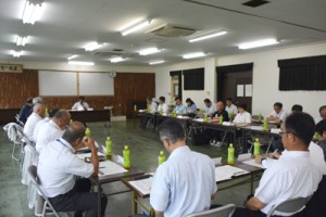 食育、地産地消についての報告があった大島地域かごしまの〝食〟交流推進協議会検討会＝２８日、県大島支庁