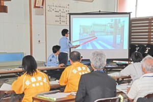 奄美署管内の交通事故危険箇所について意見交換した交通安全総点検＝１６日、同署