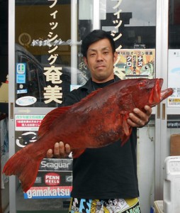 釣果を手にする向井さん（フィッシング奄美提供）