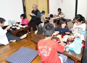  子ども食堂の料理を食べる利用者＝徳之島町亀津