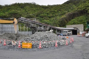 掘削工事が順調に進む宮古崎トンネルの国直側坑口＝４月、大和村