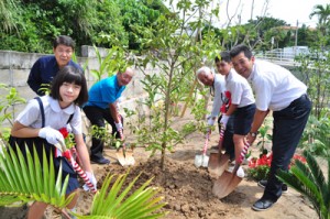 植樹セレモニーを行った関係者ら＝１日、知名町知名