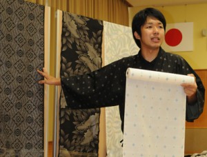 大島紬の魅力や生産の課題などを語る前田圭祐さん＝８日、奄美市